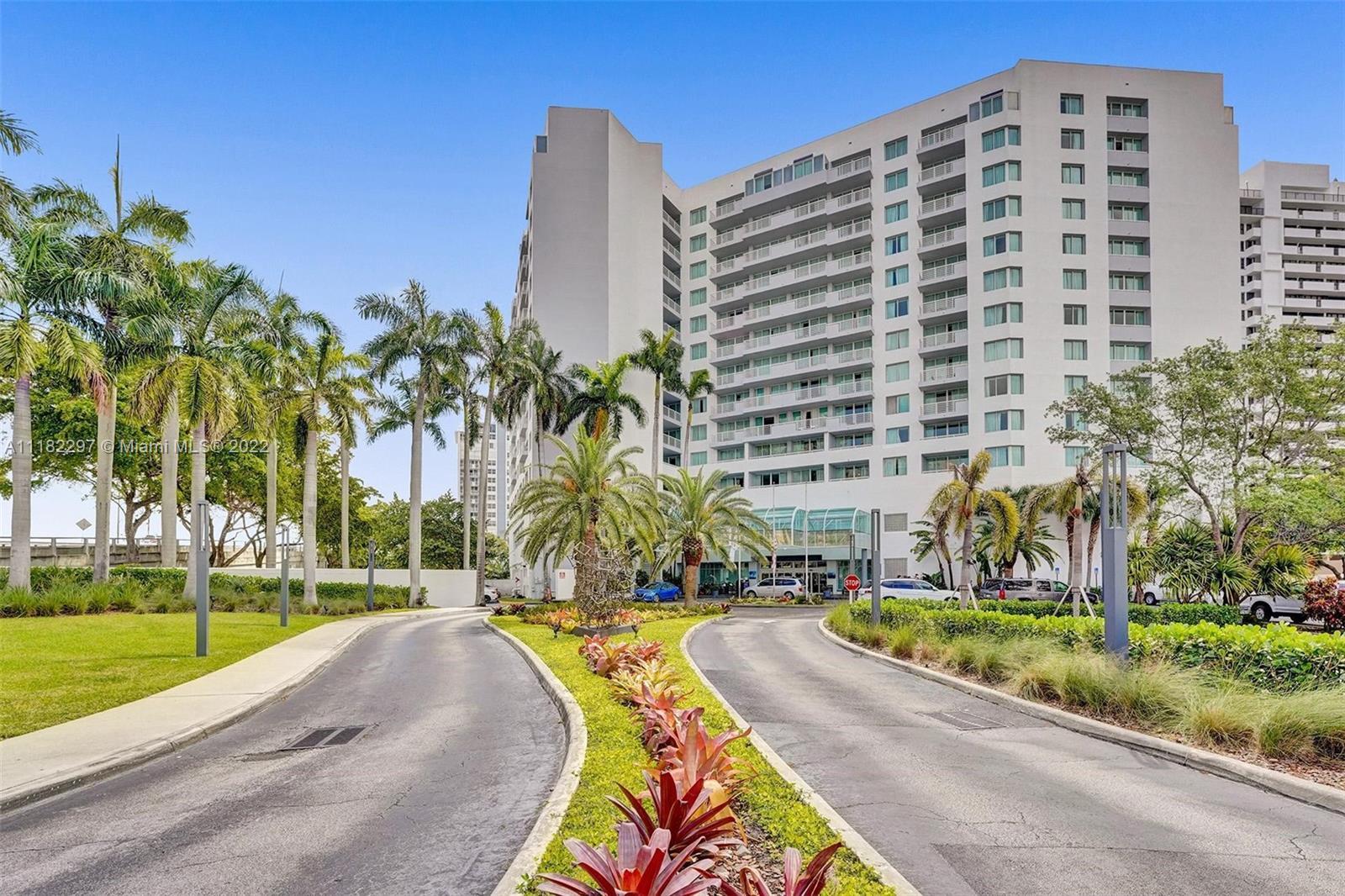 Located few steps away from the famous beaches of Fort Lauderdale, this beautiful,Condo-Hotel double