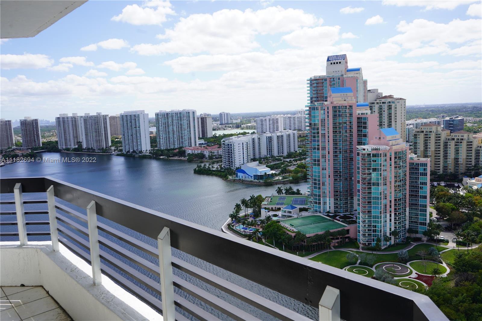 Mystic Point is premier location for those who seek the Aventura life style. This beautiful two bedr