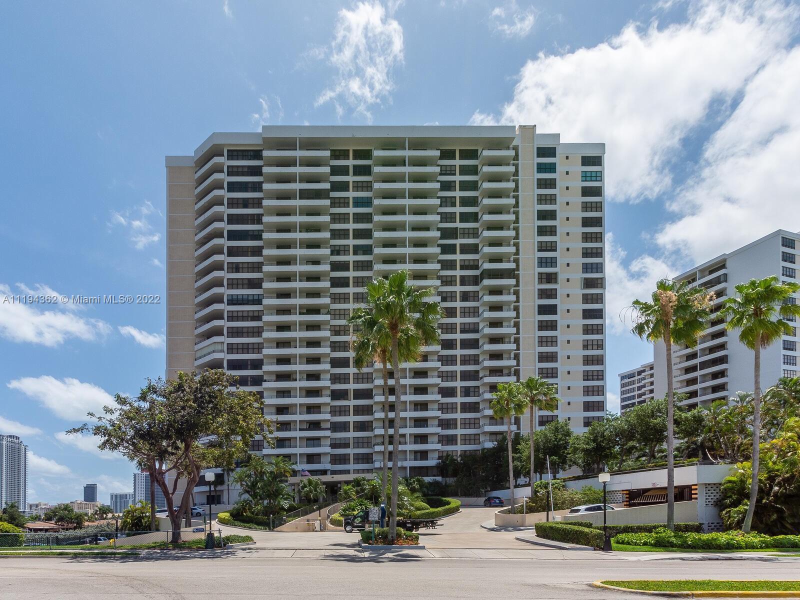Beautiful updated 2 bed, 2 bath with an amazing view of the bay and Intracoastal waterway. Wake up t