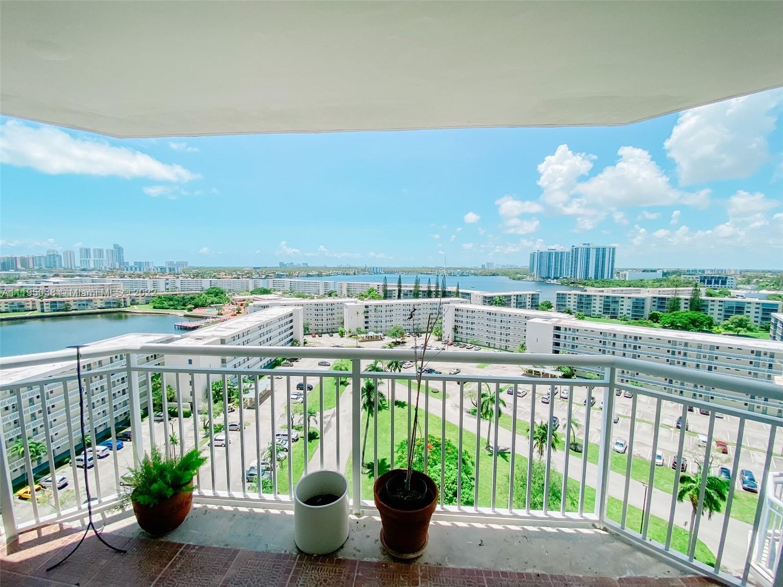 Million dollar view from this top floor unit. Located in the heart of Aventura FL, this 3 bedrooms a
