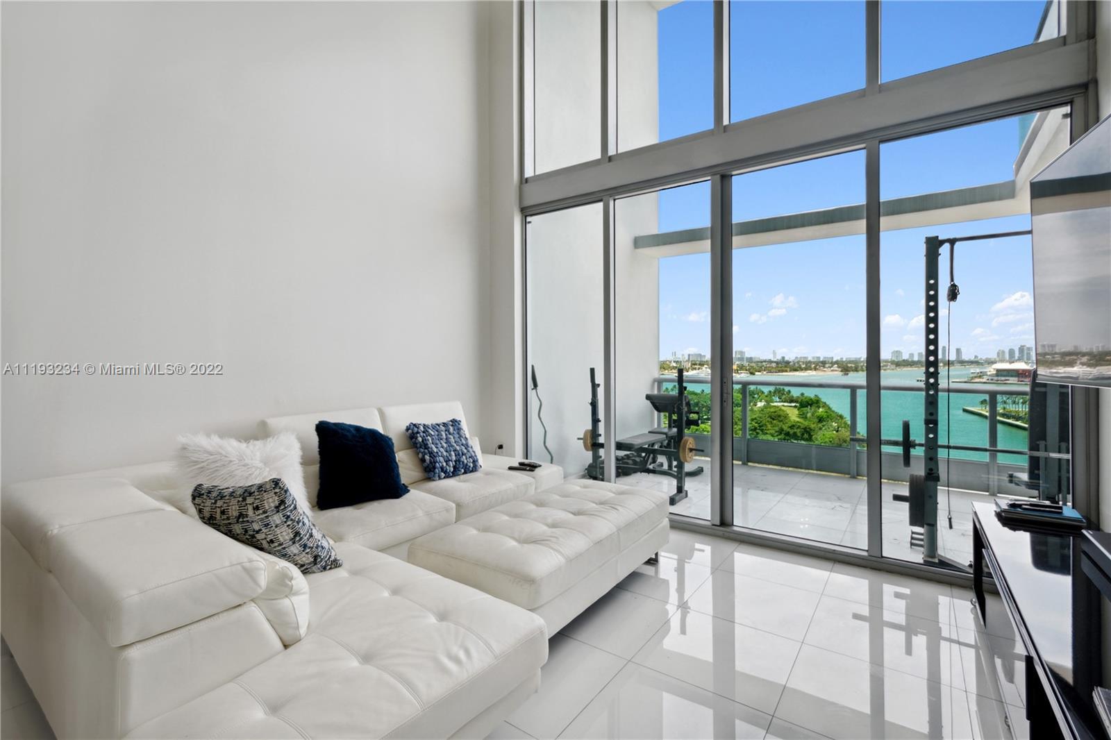 Stunning 2-bed/3-bath 2-story loft style residence with gleaming bay and city views which can be enj