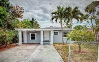 Large Single Home, located in the heart of Lake Worth with a large outdoor space around the house, i