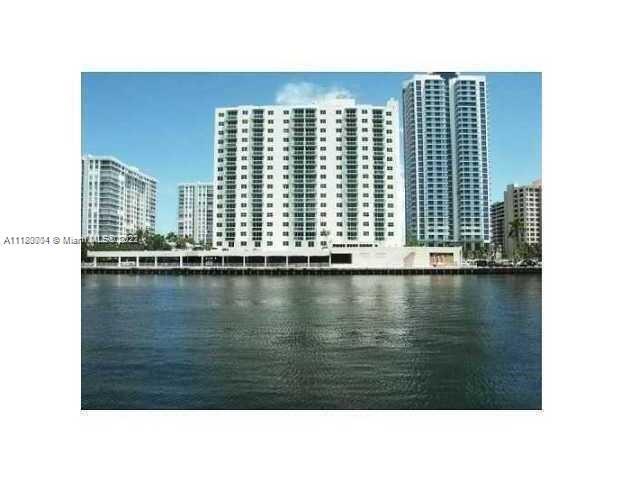 Cozy and mint Apartment on beautiful intracoastal complex across the beach. Great location, good nei