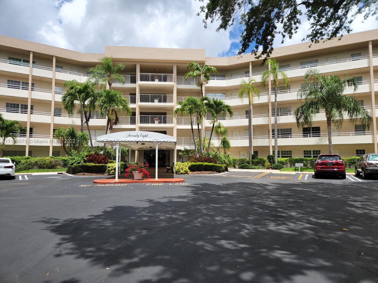 Turn Key spacious 2 Bedroom and 2 bathrooms in beautiful Palm Aire country C.C a golf community. Uni