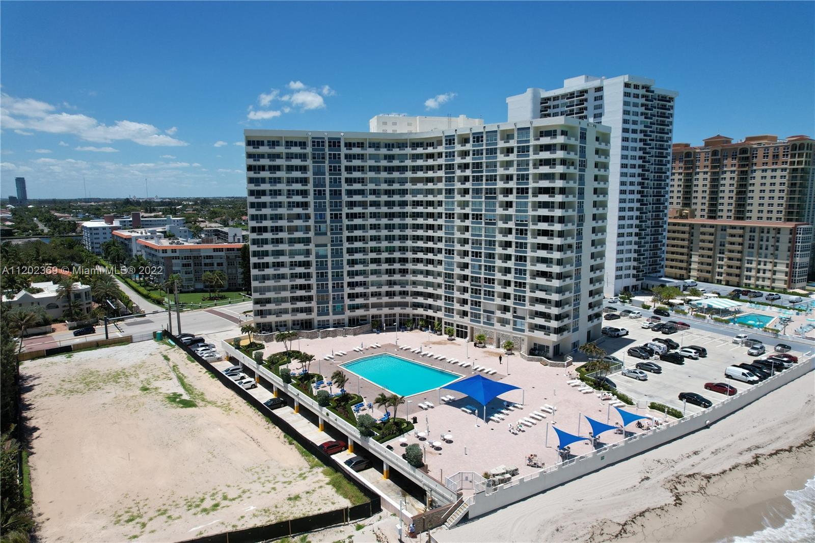 A MUST see!!! SPACIOUS South East Corner Unit with Unobstructed Exposure and Stunning DIRECT OCEAN V
