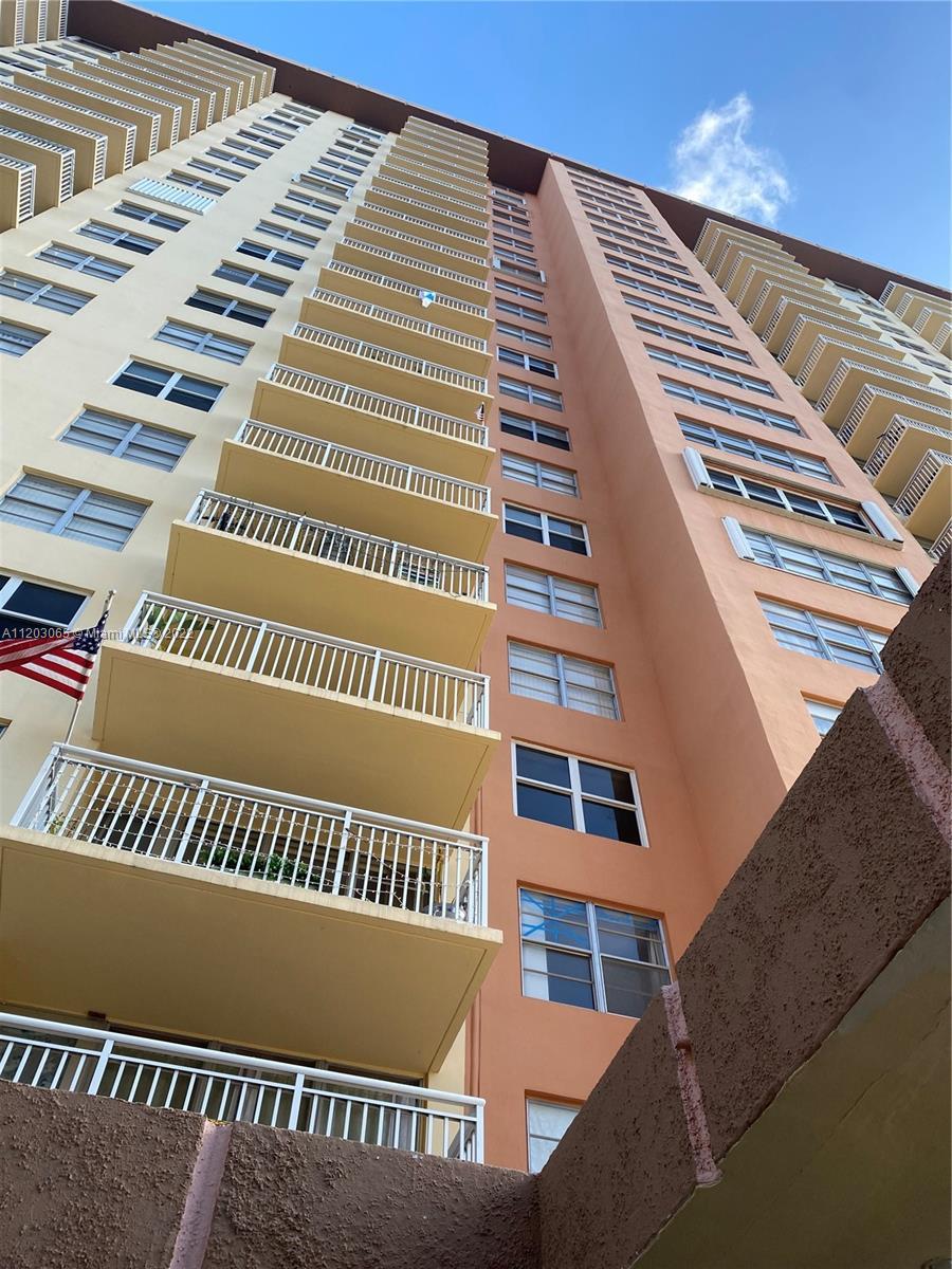 Investors, Beautiful 2beds 2 baths in  the heart of Sunny Isles! Tiles throughout. Spacious living r