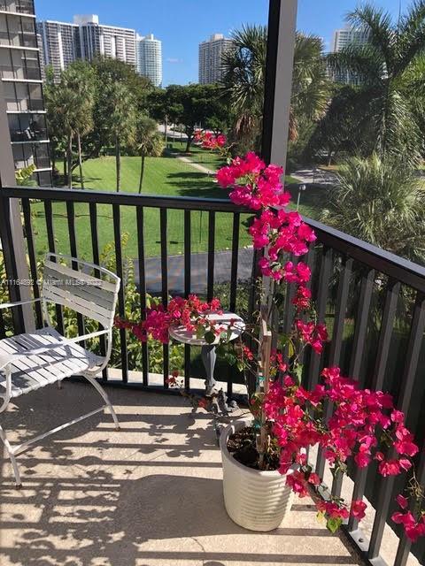 GREAT LOCATION ON "THE CIRCLE" IN THE HEART OF AVENTURA. BEAUTIFUL, COZY 2/2 SPLIT BEDROOMS, GOOD CO