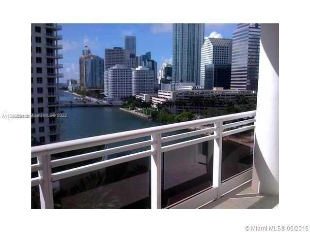 Beautiful 1 bedroom and 1,5 baths unit at Carbonell in Brickell Key. Unit has top-of-the-line applia