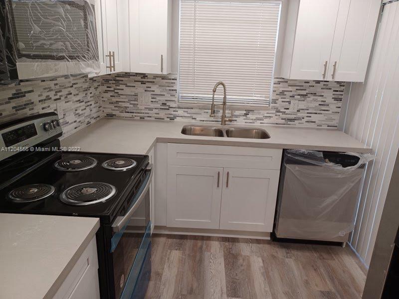 Beautiful 2/2 completely remodeled W/ permits. Grey luxury vinyl floors, white quartz kitchen W/ gor