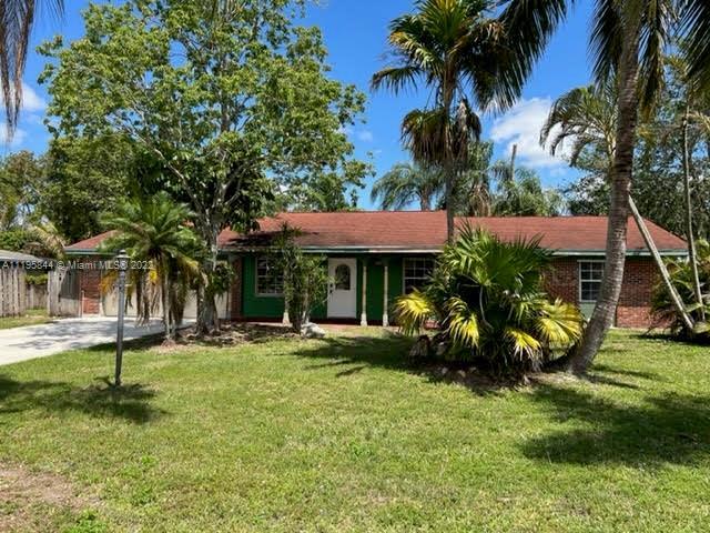 4/2 Home located in the center of Palm Beach County. This home is close to everything.
5 min From W