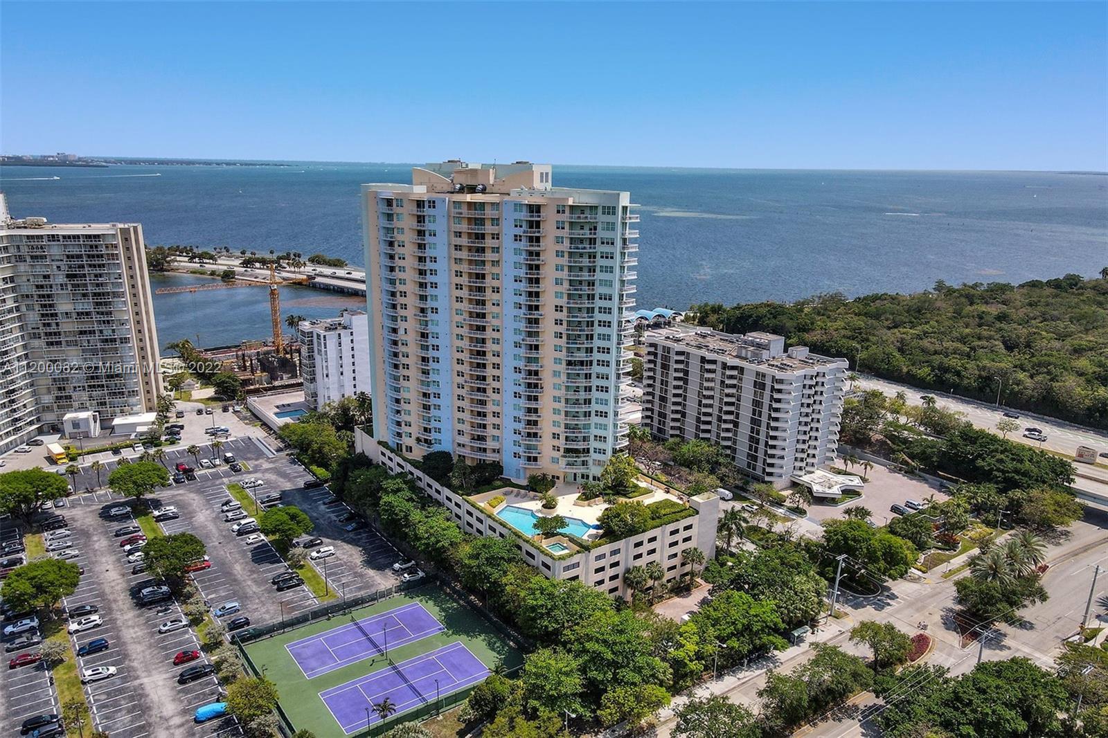 Beautiful & very spacious 1/1 unit with spectacular views of Biscayne Bay & Miami Skyline! Marble fl