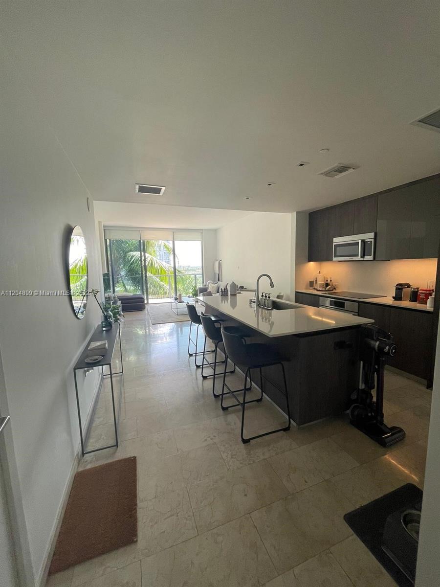BEAUTIFUL 1/1.5 UNIT CENTRALLY LOCATED AT THE DESIRABLE BRICKELL CITY CENTER, LOTS OF ENTERTAINMENT 