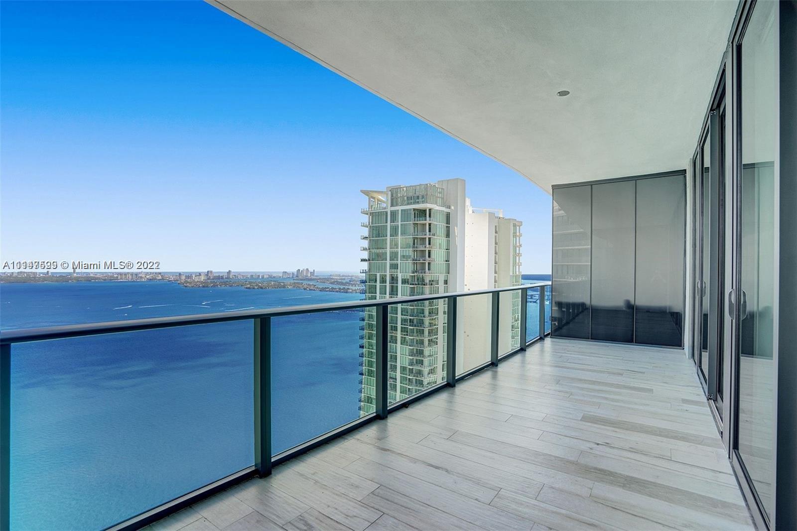 Absolutely Stunning view and unit!!!! Enjoy the view of the Bay, Miami Beach and the Ocean! Gran Par