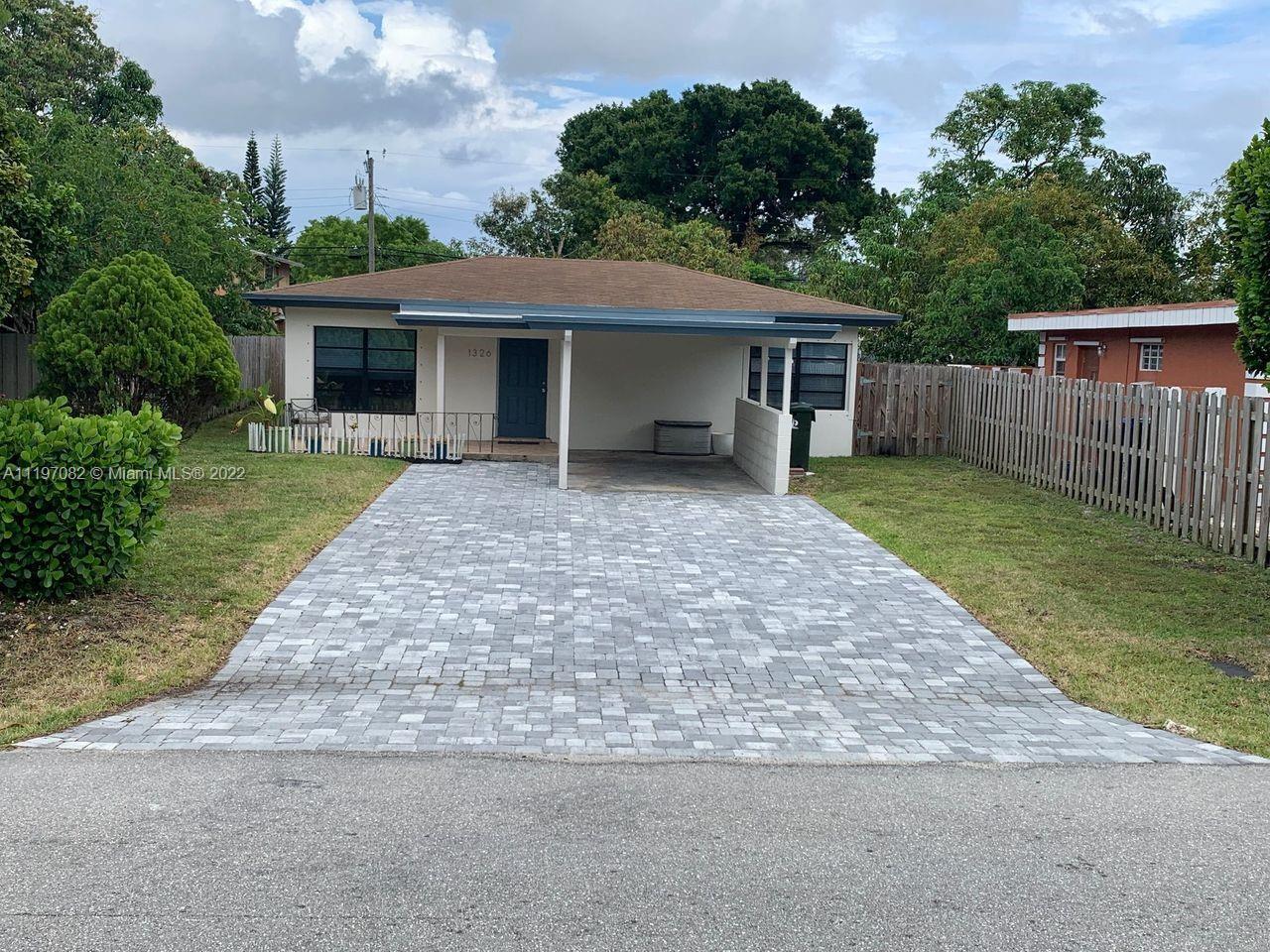 VERY NICE 3 BEDROOM 2 BATH SINGLE FAMILY HOME. PROPERTY FEATURES STAINLESS STEEL APPLIANCES, GRANITE