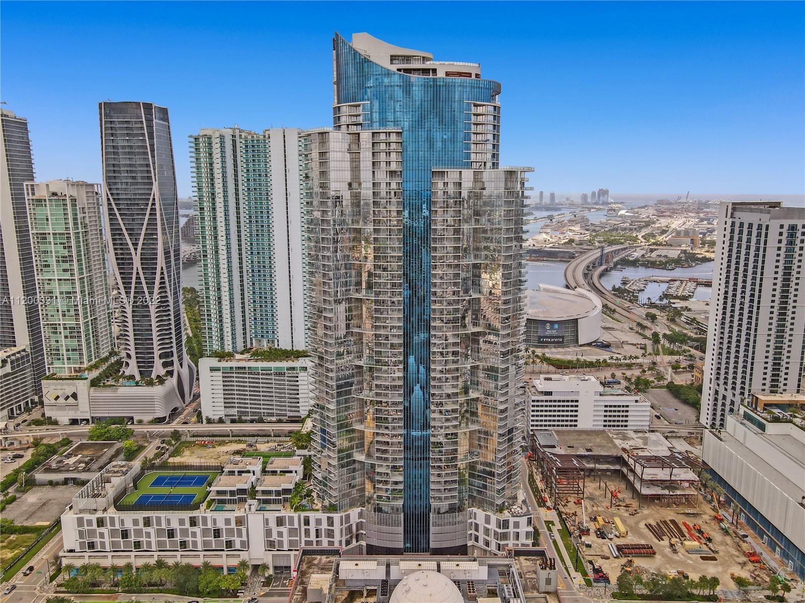 PARAMOUNT Miami Worldcenter, the building with the most amenities in the world. This 1BD+ Den 937sq.