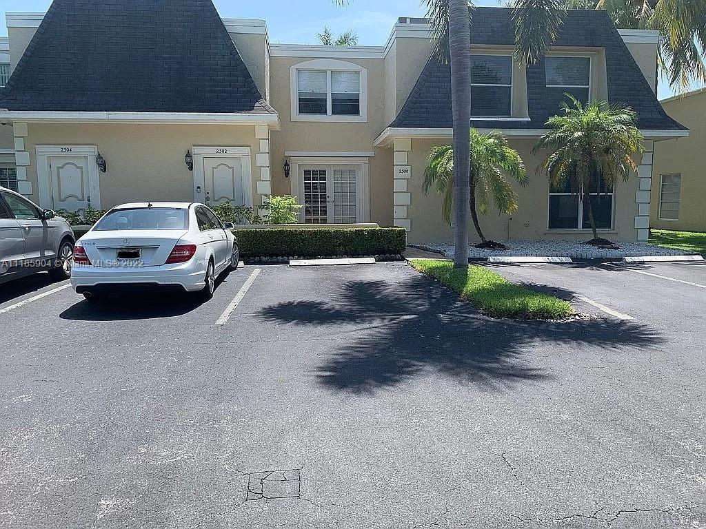 PARADISE IN FLORIDA EXISTS. THIS NEWLY RENOVATED (2020) 2/2.5 TOWNHOUSE IS ABSOLUTELY GORGEOUS. IT S