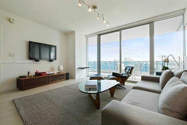 Unit 4405 is located in one of the most sought-after buildings in Downtown Miami - Epic West. The un