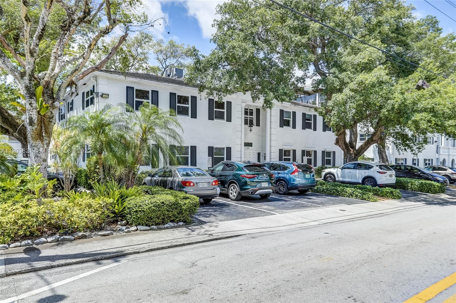 This beautiful unit is literally backed up to Las Olas, live 5 steps away from a world reknown hot s