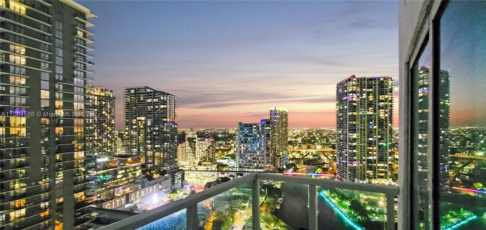This Incredible 2 Bedroom 2 Bath Loft Apartment is a CORNER with Unobstructed views of the Brickell 
