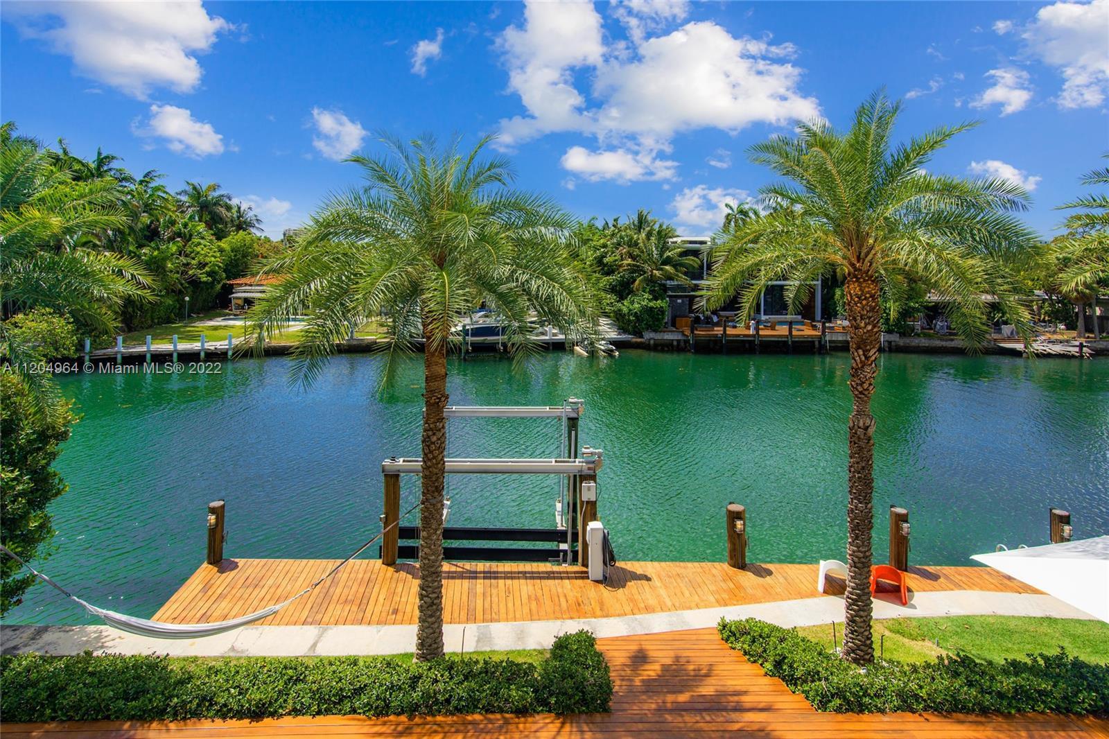 This stunning waterfront house is the perfect combination between luxury and modernity, Located on a