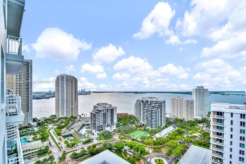 Breathtaking Bay, river and the Miami skyline views, this beautiful 3BR 3BA has eveything. It's loca