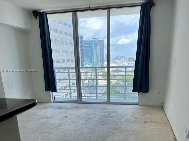 This fabulous Studio with Spectacular views of Biscayne Bay, the Port of Miami and the skyline. Walk
