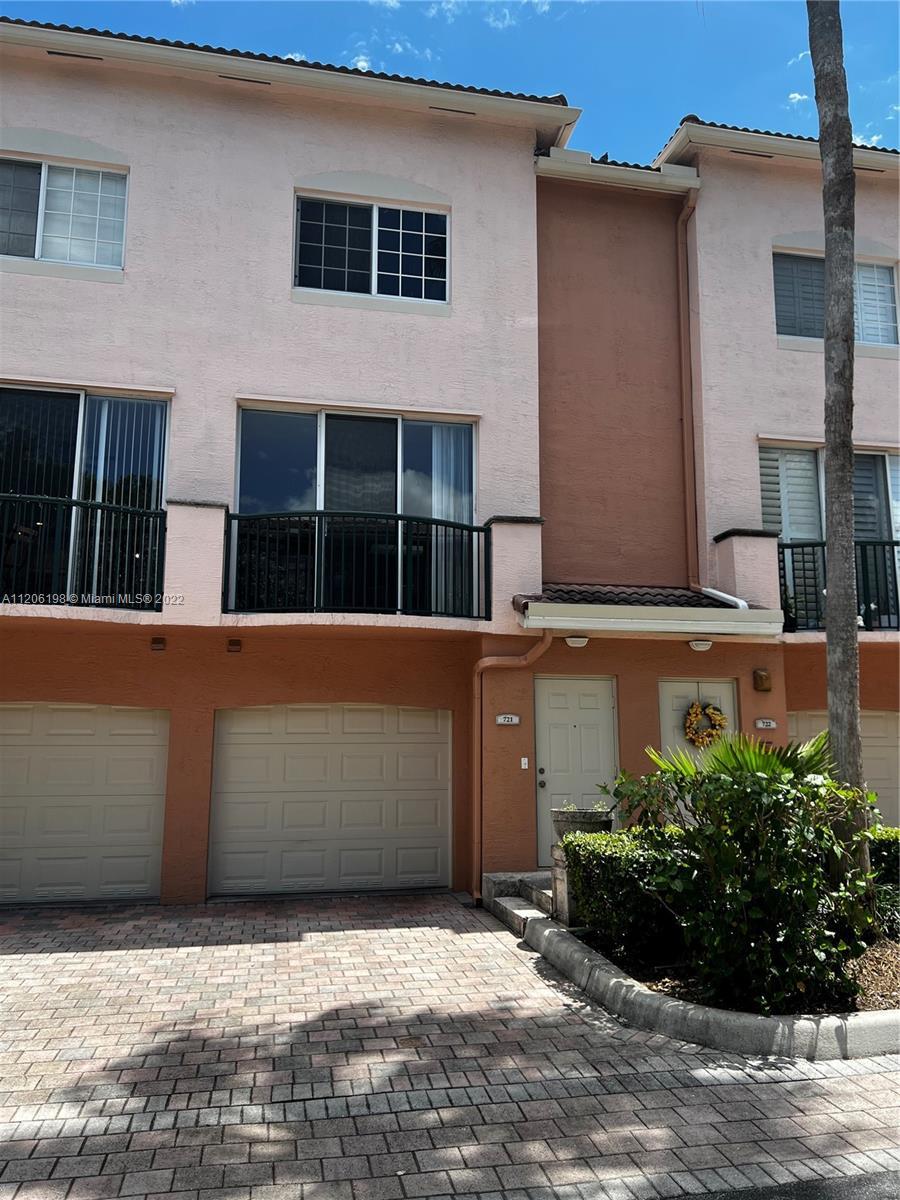 SPACIOUS 3 STORY TOWNHOUSE WITH OVERSIZED ONE CAR GARAGE PLUS ONE OUTDOOR CARPORT. OPEN KITCHEN, HIG