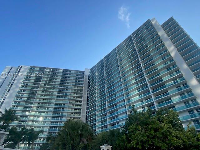 Very bright and spacious 2 bedroom / 2 bathrooms condo in Arlen House East located right across from