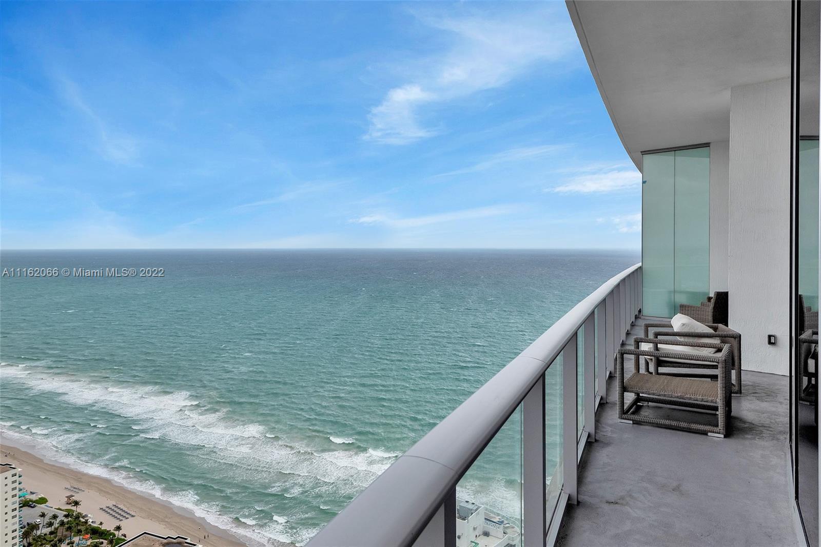 Upper Penthouse 12 at Hyde Beach is the best corner 1 bedroom unit at Hyde Beach. Featuring double c