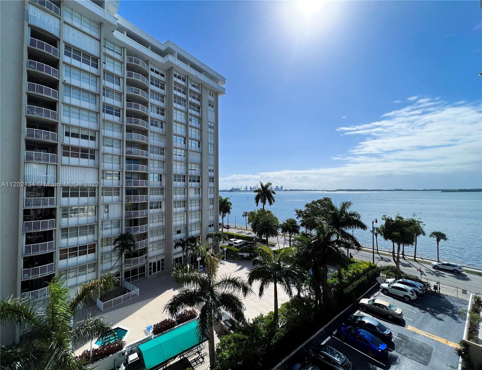 Spacious waterfront studio in excellent condition located in the heart of Brickell, featuring an ope