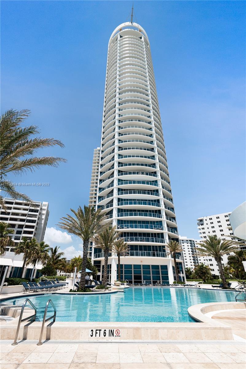 Spectacular Ocean Views through floor to ceiling glass in every room!  Enter this 38th Floor SubPent