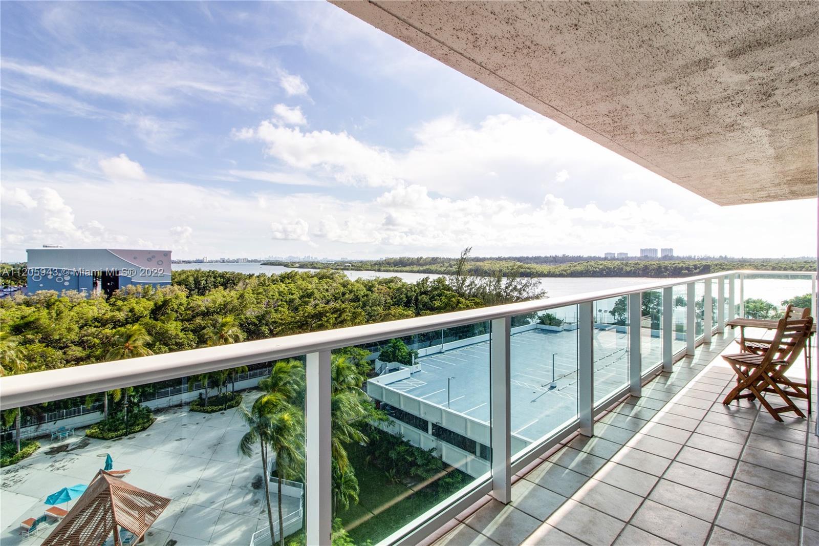 Located in a quiet and friendly building this 2 bedrooms 2 bathrooms has a spectacular view of the o