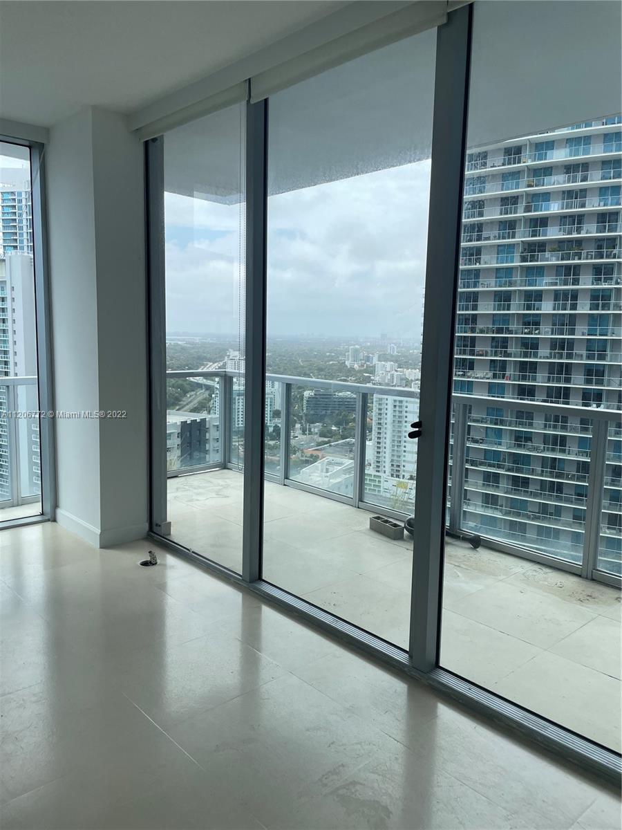 Excellent opportunity to own in one of the most desirable buildings in Brickell. Enjoy a number of e