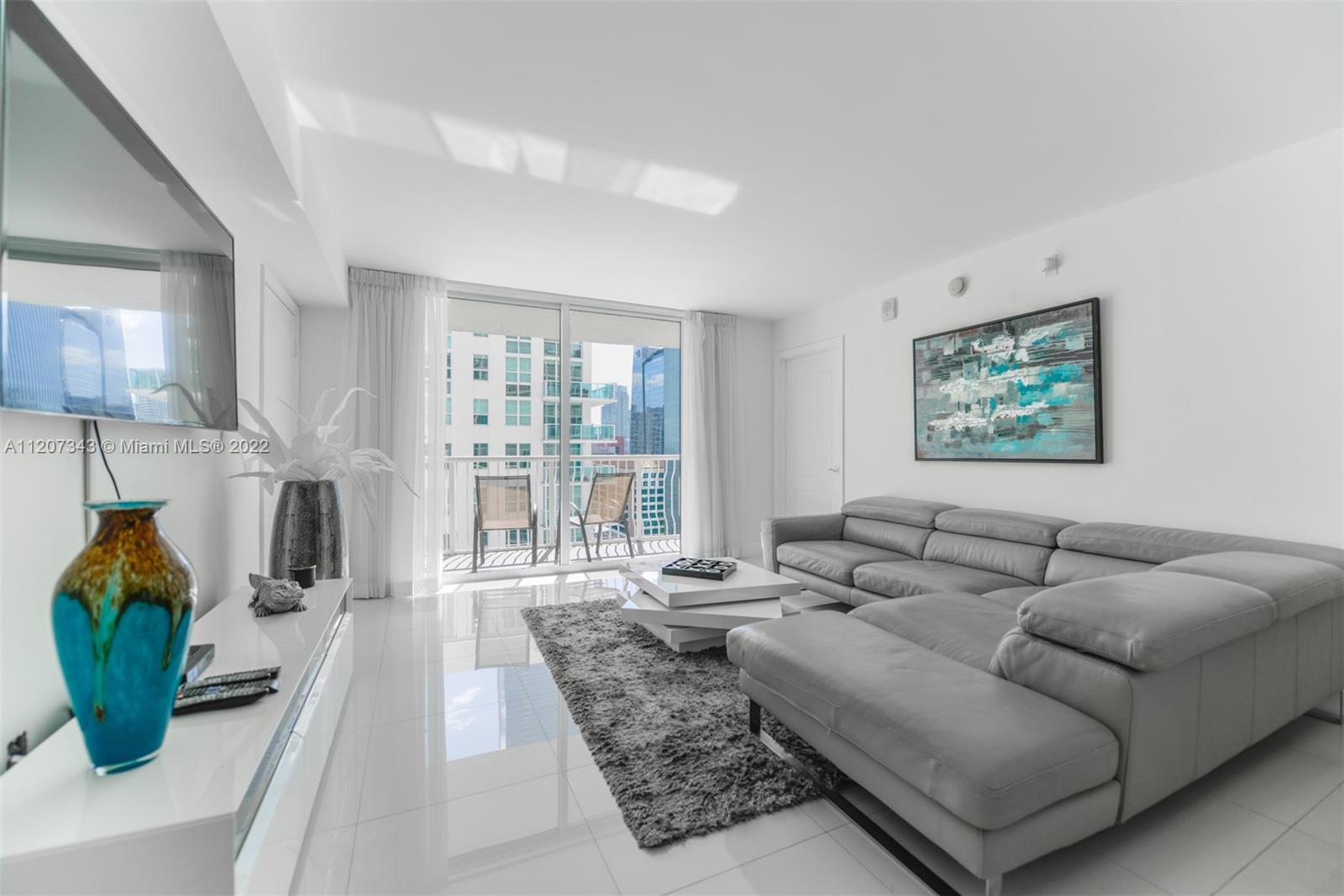 Amazing 2/2 apartment right on brickell bay with an ocean view, fantastic location. The property is 