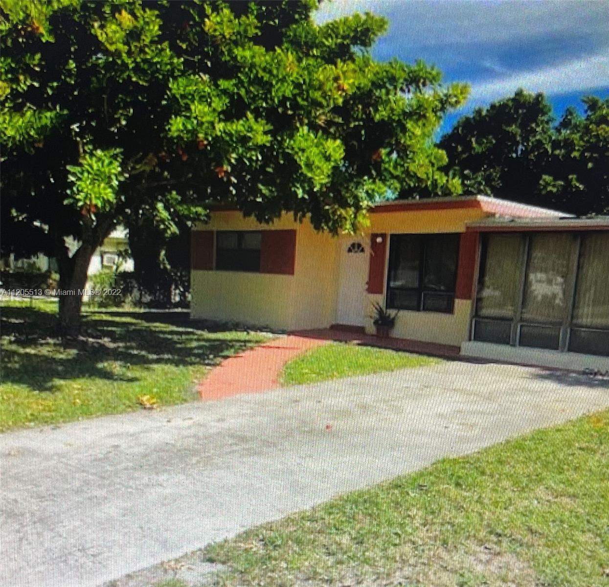 GREAT FOR INVESTMENT .. 
  GREAT LOCATION.!!!!  2BEDROOMS/1 BATHROOM + DEN, IN A VERY QUIET AREA OF