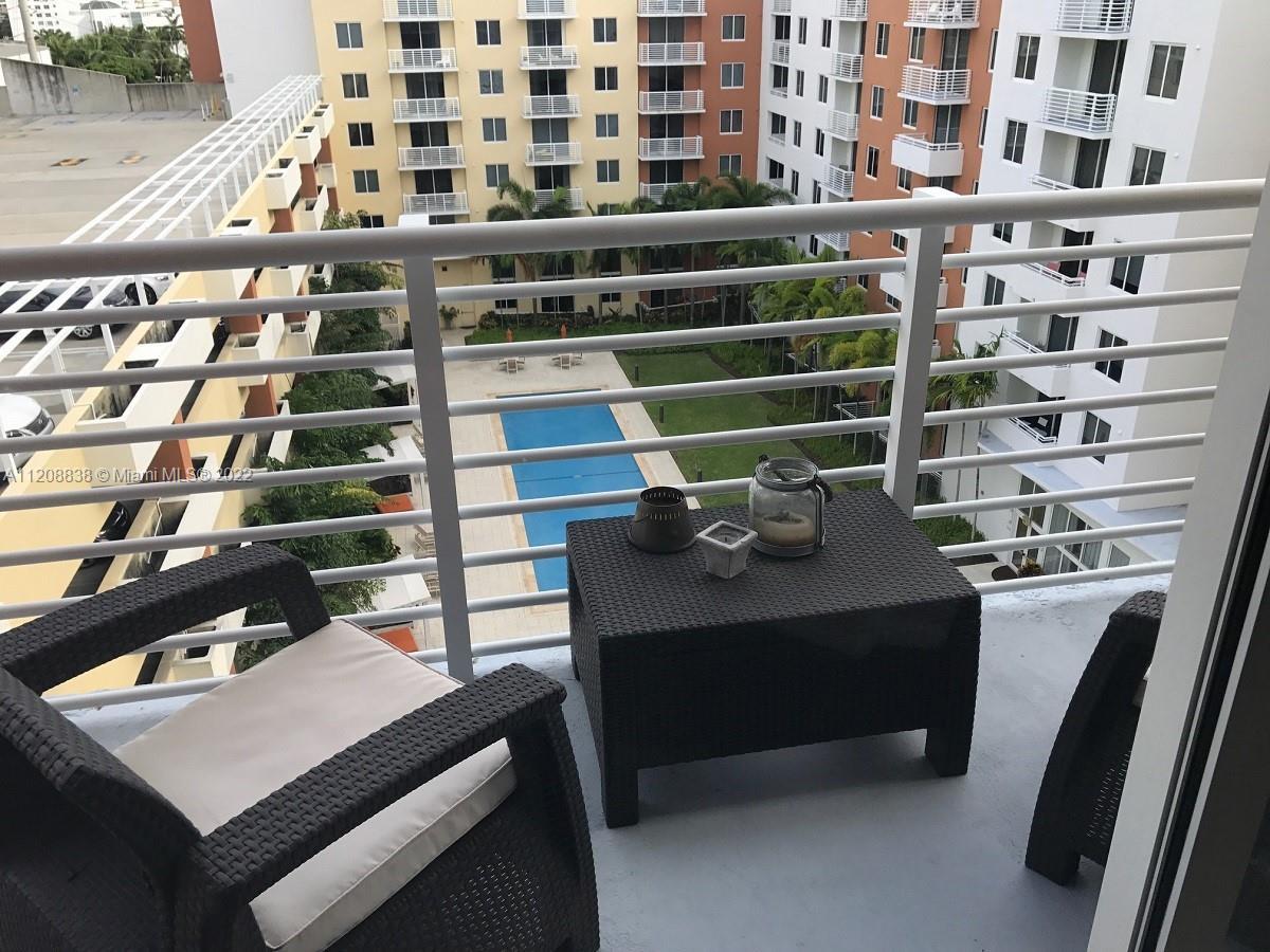 Beautiful 1/1 apartment overlooking the pool, located in the heart of Aventura, 24 hs. valet and con