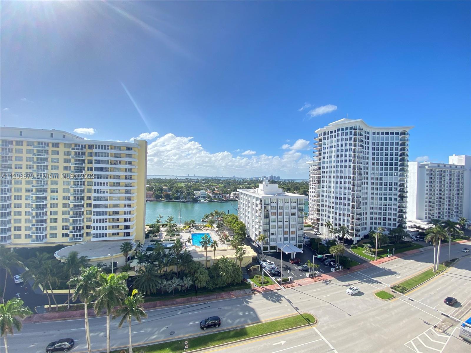 Witness one of Miami's most beautiful Sunset! Very well maintained unit at the elegant Pavilion
con