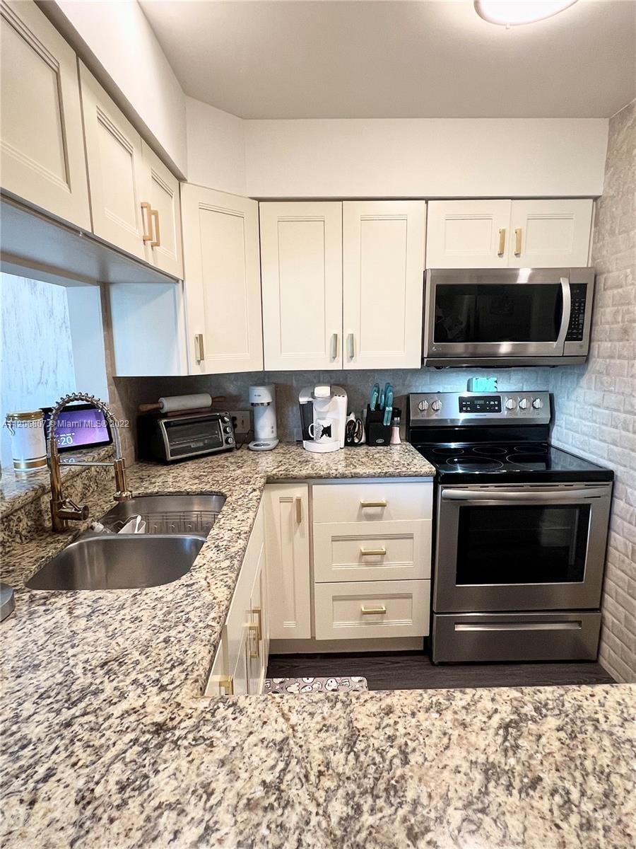 Fully renovated END UNIT 3 bed, 2.5 bath townhouse with intracoastal views! Feels like a single fami