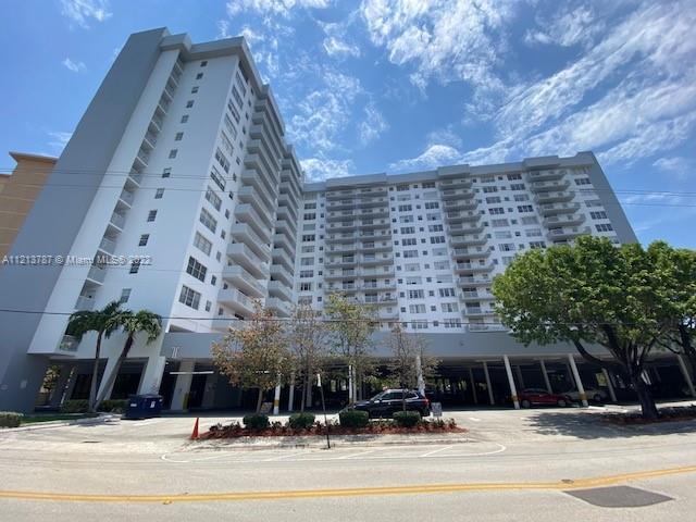Amazing Intracoastal waterfront condo, centrally located 5 minutes away from the beach, Gulfstream R
