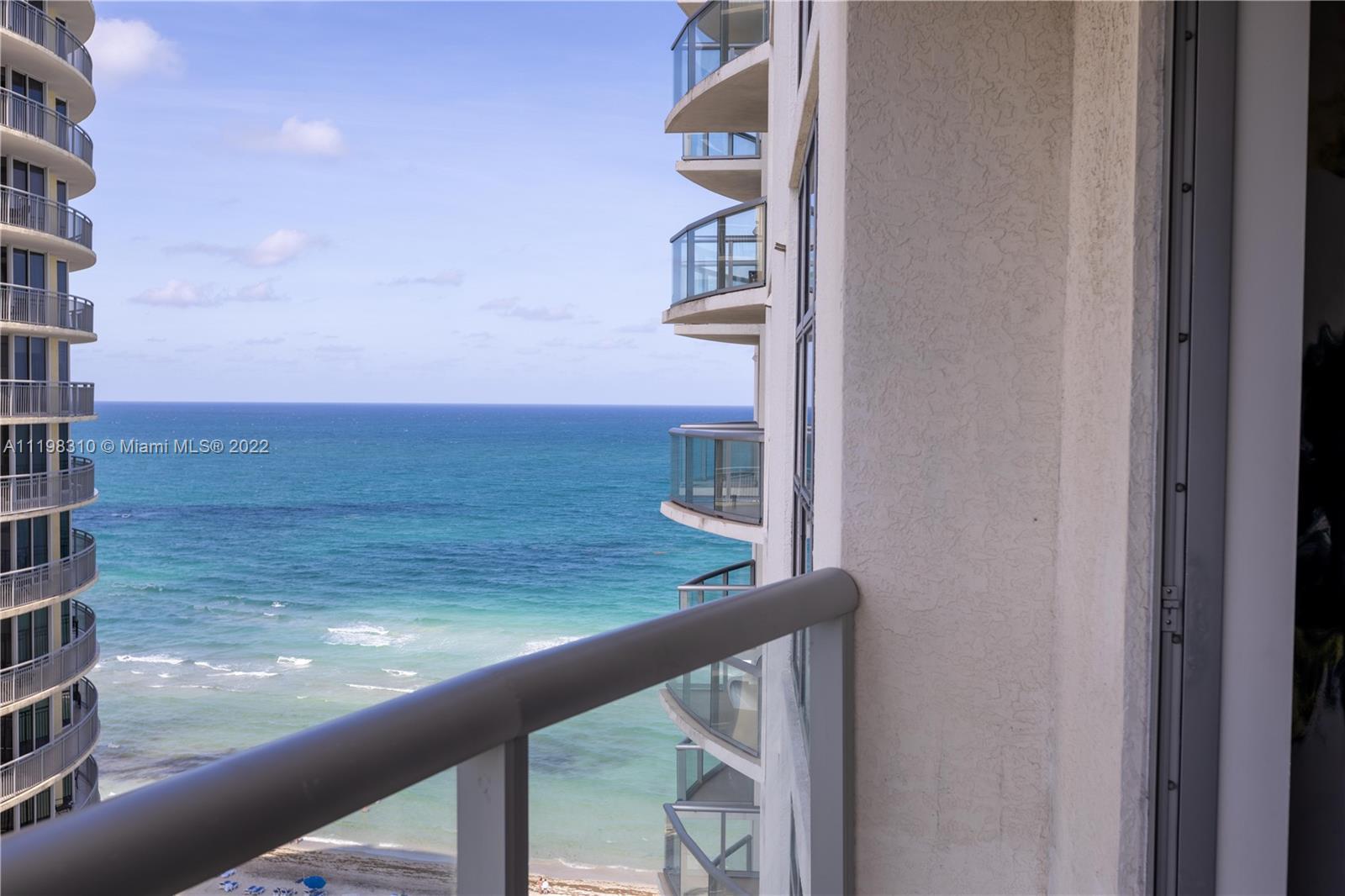 Spectacular condo-hotel located in the heart of Sunny Isles. This renovated property features 1 bedr