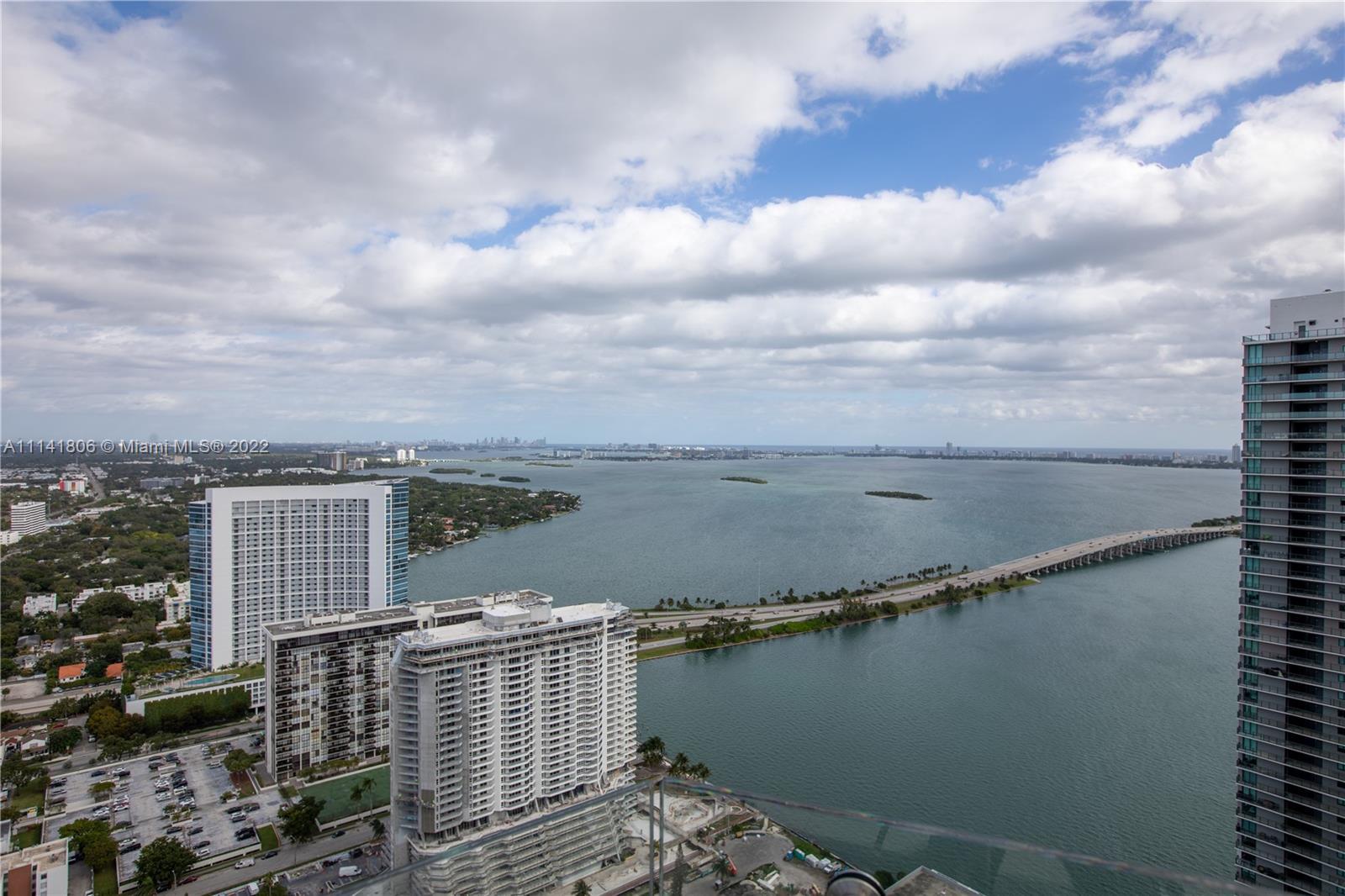 Beautiful 01 bed/1Bath +1Den condo in Edgewater. Large balcony, open concept kitchen with top of the