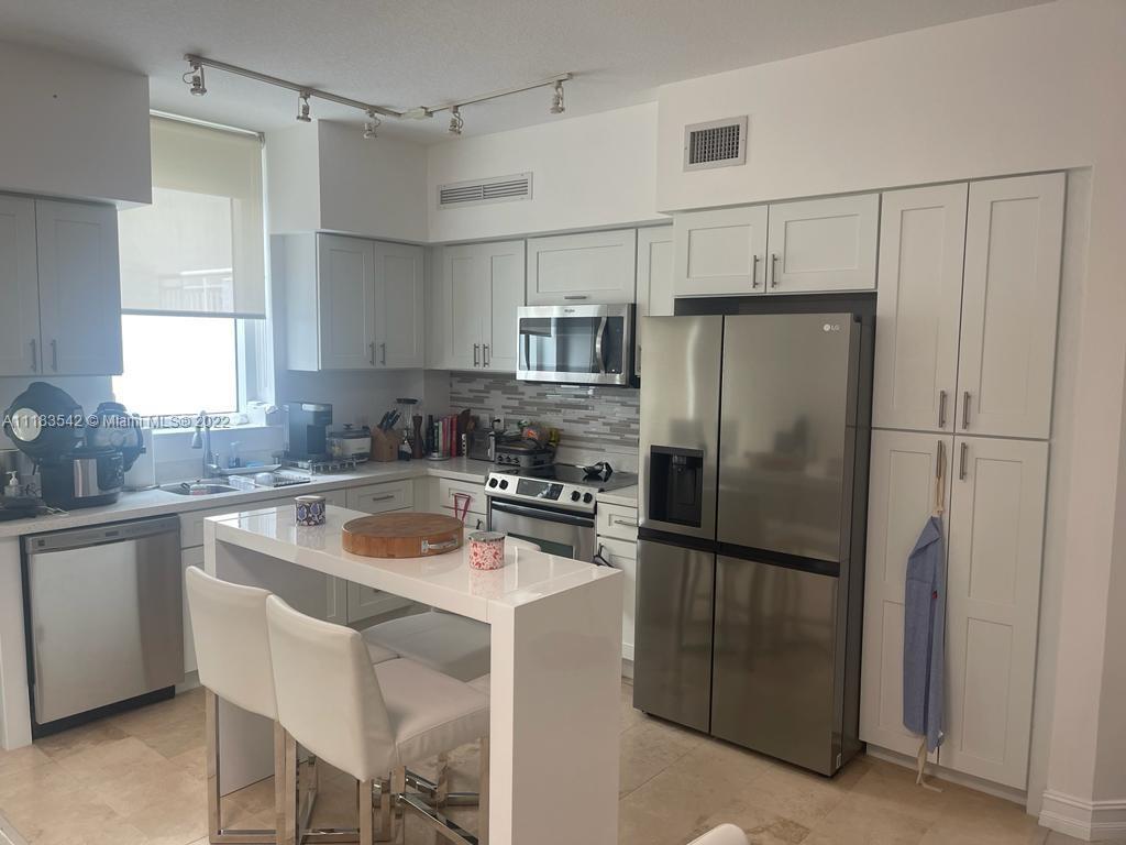 BEAUTIFUL AND SPACIOUS 2/2 UNIT. REMODELED KITCHEN AND FLOORS, NEW APPLIANCES. GREAT AMENETIES: HUGE
