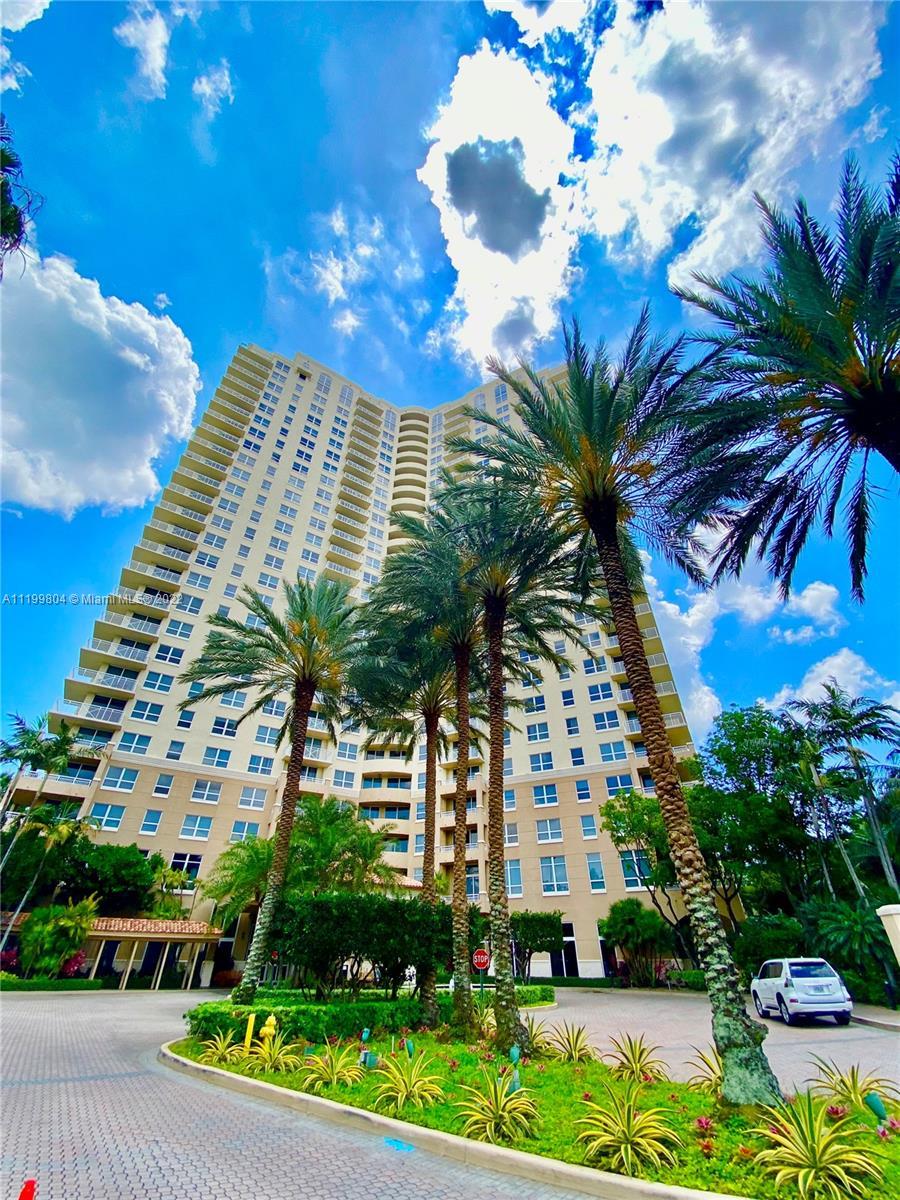 PERFECT LOCATION IN THE HEART OF AVENTURA. EAST /SOUTH VIEWS, THIS BRIGHT UNIT IN IT'S ORIGINAL COND