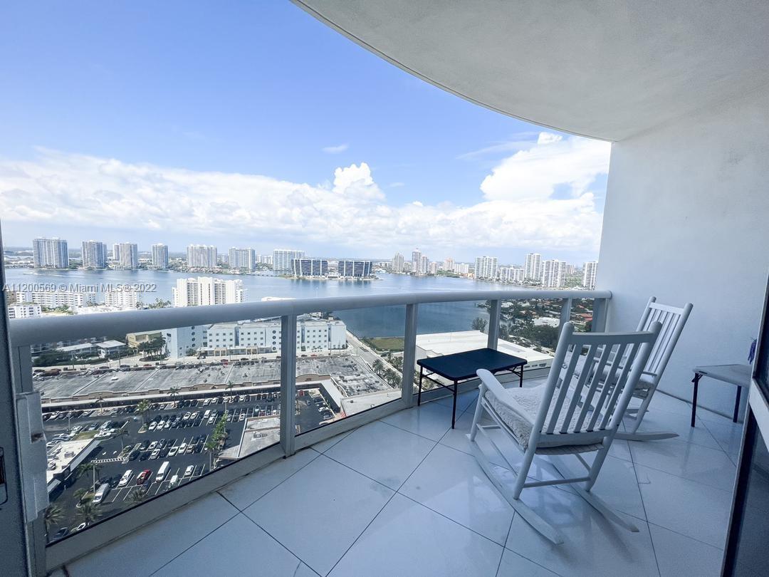 Gorgeous apartment at one of the most prestigious building of Sunny Isles, 2 bedrooms 2 bath, with o
