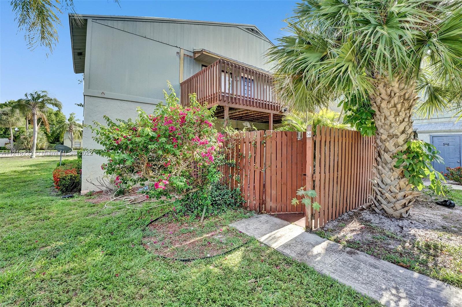 INVESTOR'S DREAM!!! Amazing Condo located few minutes from Boynton Beach, features 2 bedrooms and 1.