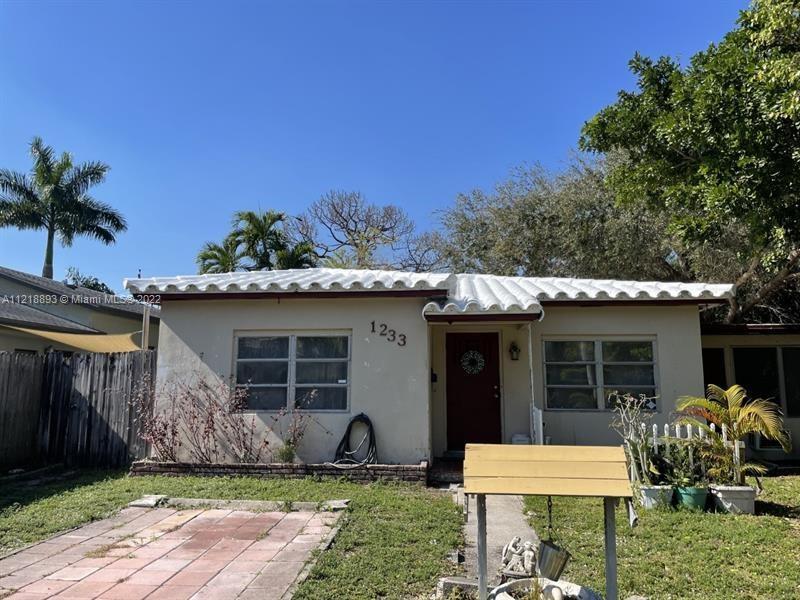 A Single Floor Duplex located in the neighborhood of Lake Ridge in Fort Lauderdale, just waiting for
