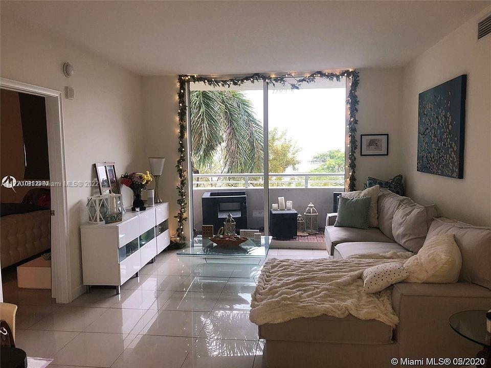 Beautiful unit at the venture in Aventura. walking distance to shops and Aventura mall. Amenities in