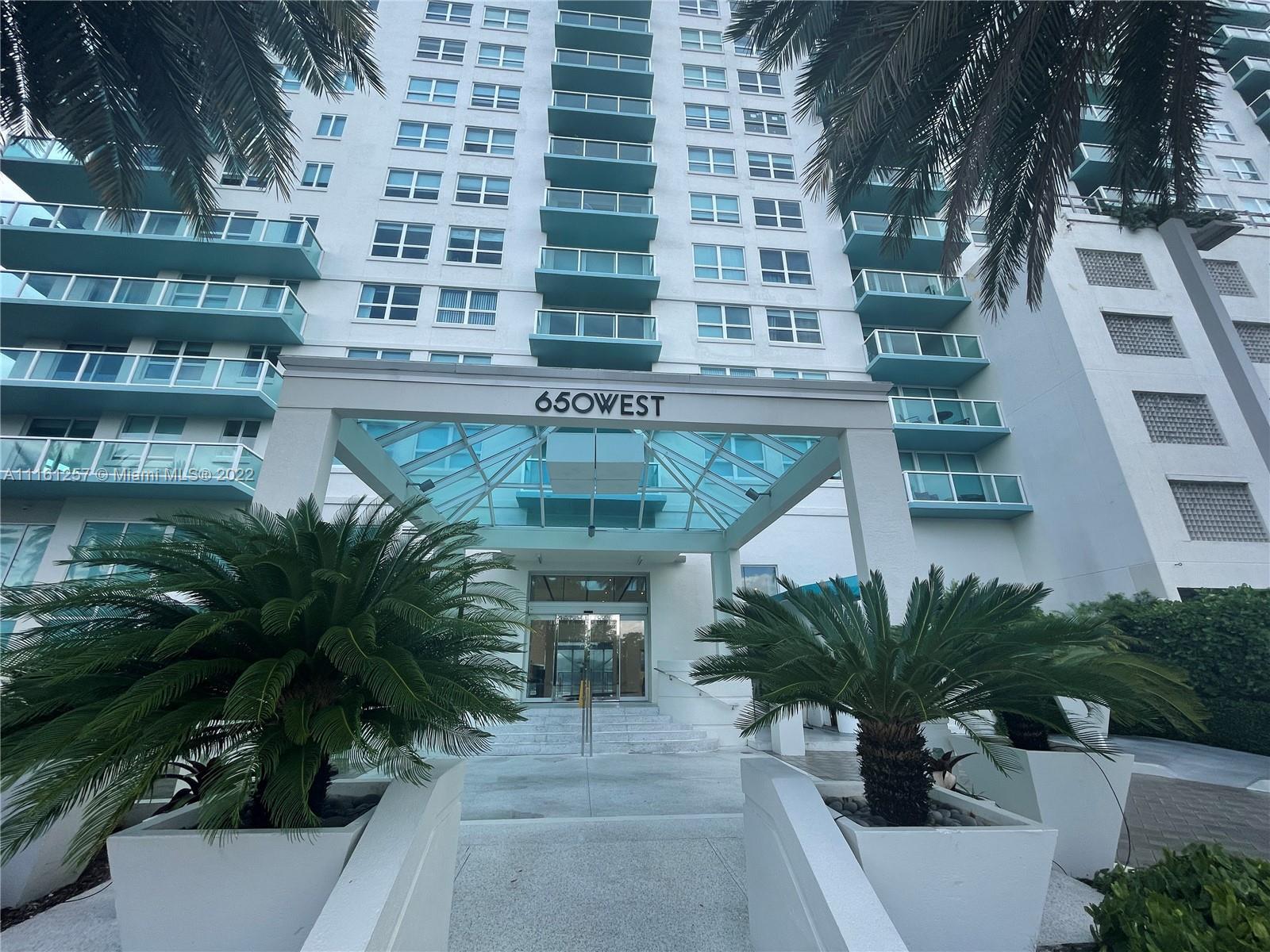 VACANT AND EASY TO SHOW. Welcome to enjoy the Floridian lifestyle with the amazing amenities of The 