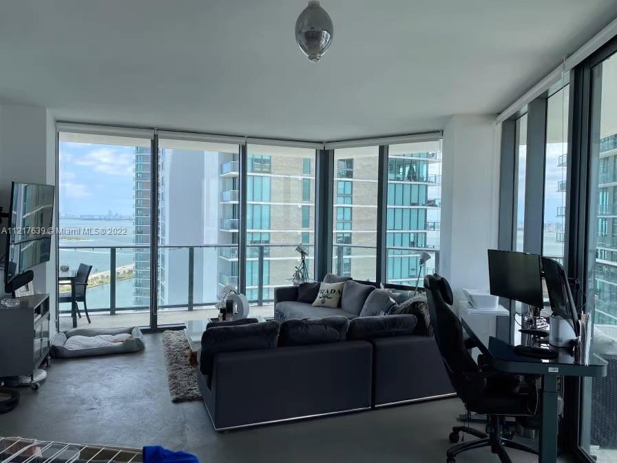 Amazing 3 bedrooms 2 baths unit on the 33rd floor with bay and city view. Building is closed to Midt