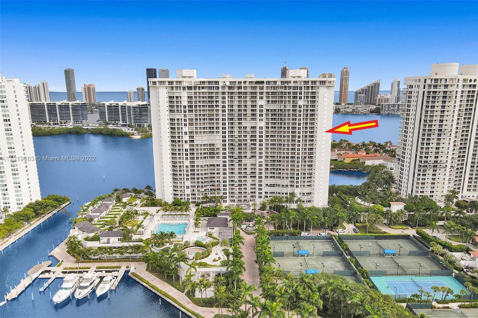 Magnificent ocean, lake, Intracoastal and city views from this corner apartment. Excellent floorplan